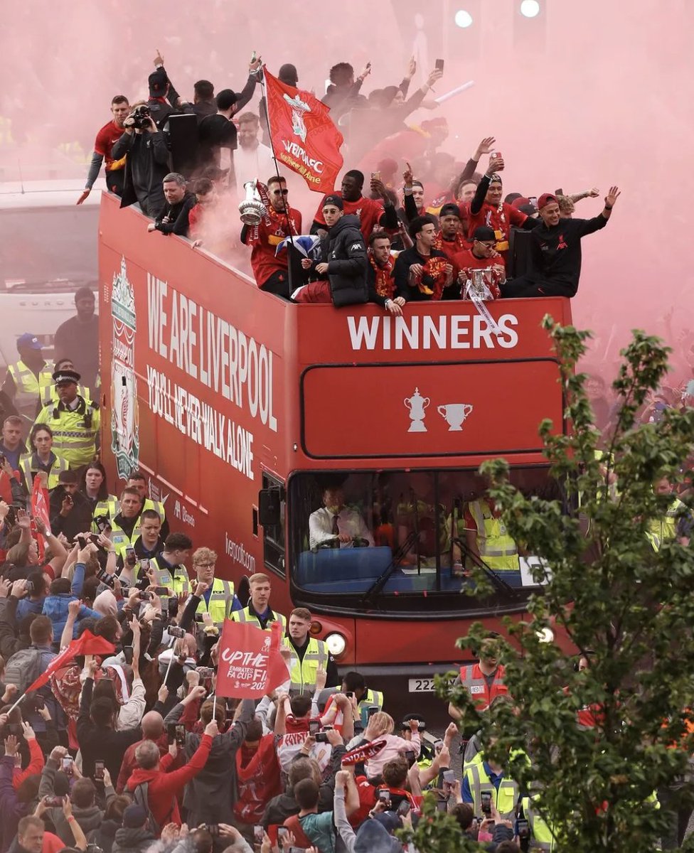 La semana pasada, perdieron la Premier League por 1 punto en la última jornada. Ayer, perdieron la UEFA Champions League por 1 gol luego de haber dominado. ¿Cómo respondieron sus hinchas a estos duros golpes? Llenando un desfile. Qué club tan especial es el Liverpool. GIGANTES.