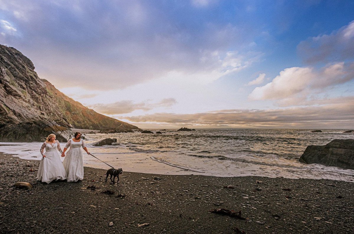 Nic and Kim’s fantastic #wedding <a href="/tunnelsbeaches/">Tunnels Beaches</a> in #Ilfracombe, #NorthDevon. Some #photo highlights of their day: grw.photography/tunnels-beache… #WeddingPhotographer #beachwedding #photographer #weddingphotography #DevonWeddings #photography #documentaryphotography #weddinginspiration