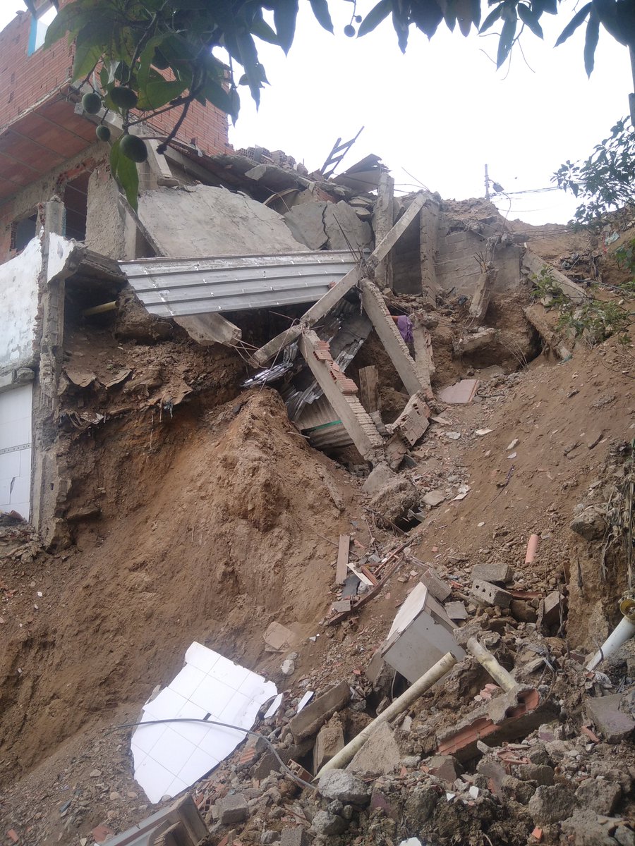 leswitz_c's tweet photo. Está es la tragedia que viven aproximadamente 25 familias, desde hace 1 semana en el sector El Retiro,  de La parroquia San José.          Perdida total de sus viviendas y  enseres. Algunos duermen en una cancha del sector y en casa de familiares. https://t.co/95iiTcDIct