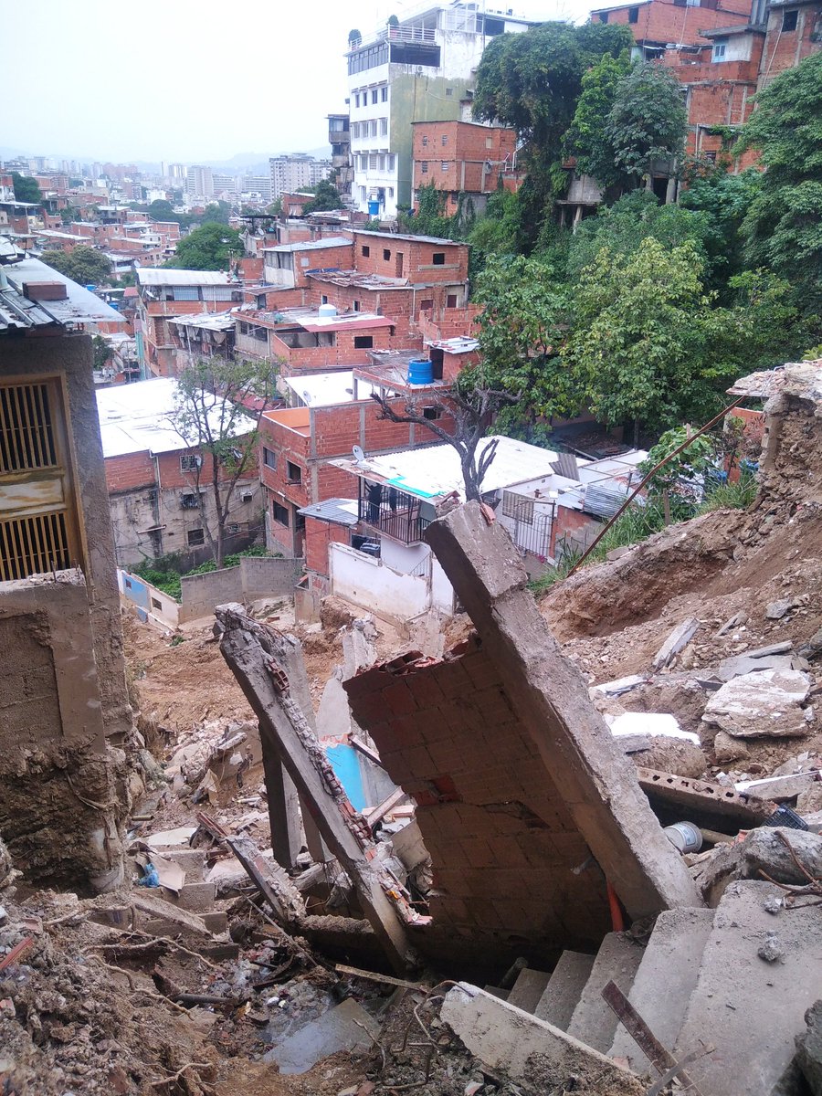 leswitz_c's tweet photo. Está es la tragedia que viven aproximadamente 25 familias, desde hace 1 semana en el sector El Retiro,  de La parroquia San José.          Perdida total de sus viviendas y  enseres. Algunos duermen en una cancha del sector y en casa de familiares. https://t.co/95iiTcDIct