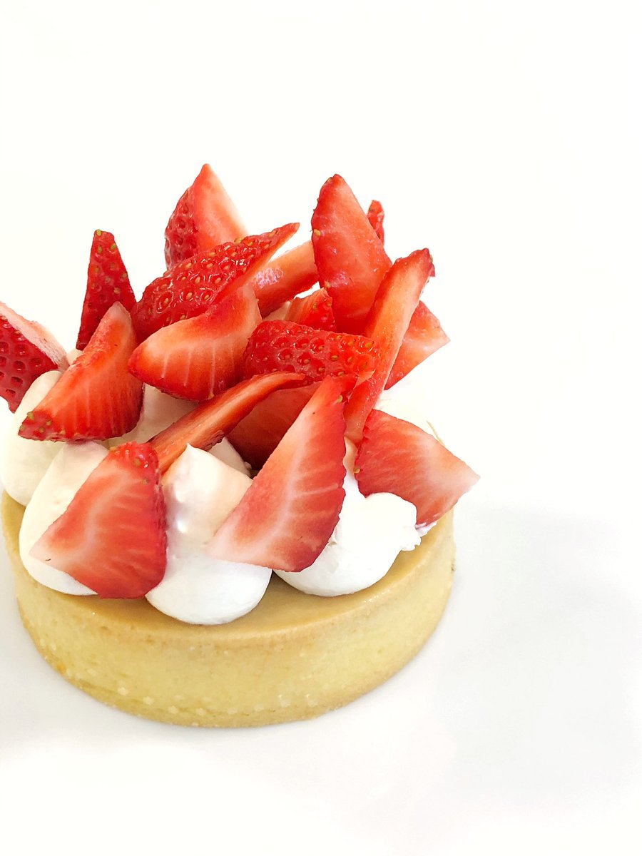 TARTELLETTE Caramel, Almonds and Strawberry 
#pastrychef #antoniomontalto