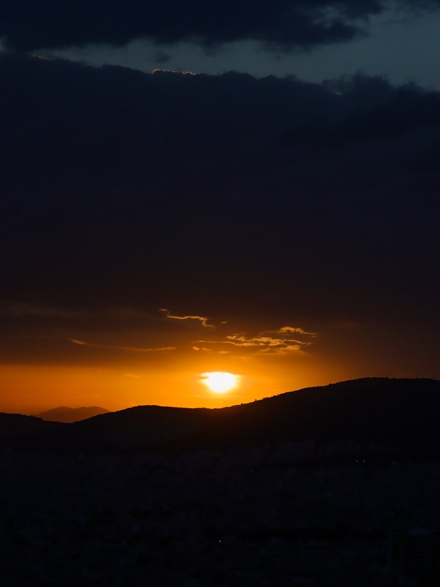 Cami_Giantas's tweet photo. Endings of days 

#clouds #sky #photography #nature #sunrise #sun #weather #urban #tones #goldenhour #Athens 
@StormHourMark #cityscape 
@StormHourMark #500px #500pxrtg @salovesunsets @WizardWeather #EarthCapture #canon #EOS #canonphotography https://t.co/oiKmThrI9M