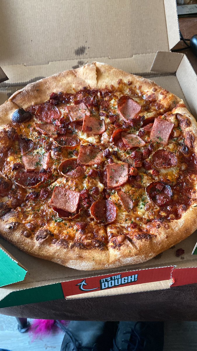 Op advies van @monsieurvegan heb ik vandaag de BBQ Meat Lovers van <a href="/new_york_pizza/">New York Pizza</a> besteld. Potverdorie wat is die lekker.