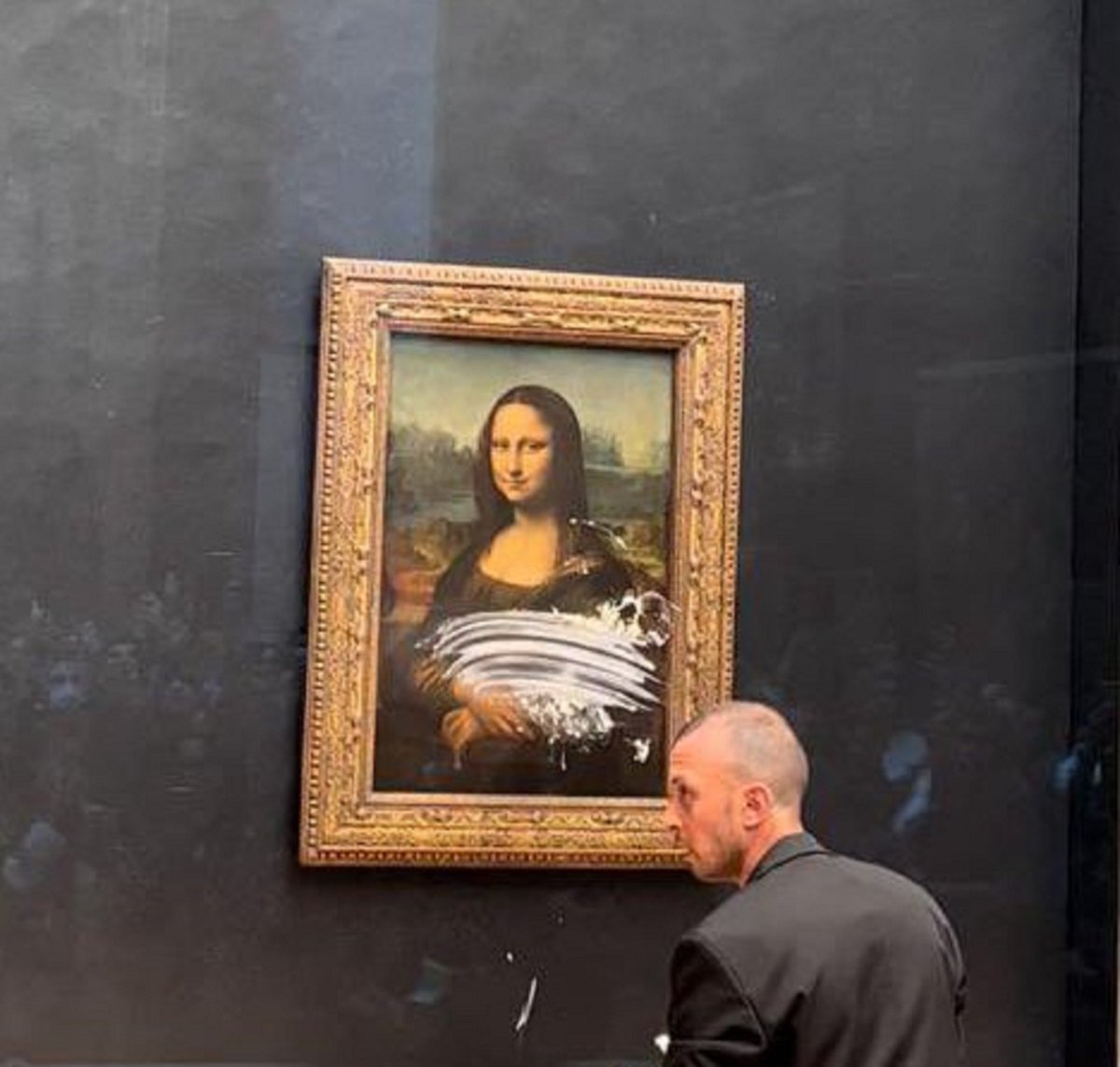 domenicoblessed's tweet photo. Un uomo ha lanciato una torta ricoperta di panna contro la #Gioconda. Ripeto, un uomo è ENTRATO al #Louvre con una CAZZO di TORTA ricoperta di PANNA e l'ha schicciata supa a Gioconda guagghjiù. https://t.co/XZCdJxQXUW