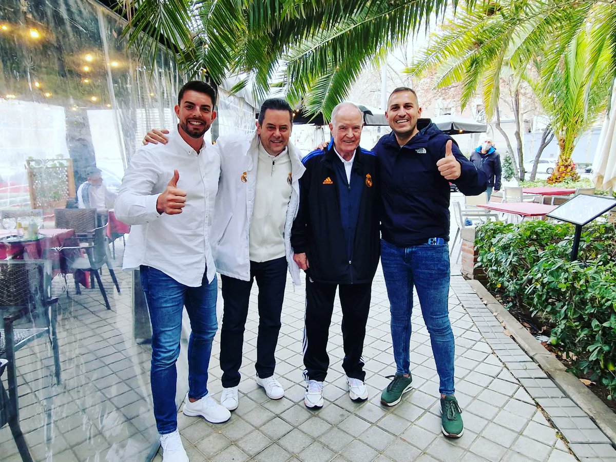 CarmeloSalas's tweet photo. #HALAMADRID 🤍🏆⚽️
#Campeones de @LaLiga y @ChampionsLeague ⚽️🏆💚

@realmadrid 🤍

📸 Previa de Champions con @GmJezerpt, #AntonioRuiz Jugador centrocampista del gran #RealMadrid de las primeras copas de #Europa y el amigo @As_TomasRoncero

💯⚽️🥇#CHAMP14ONS 💥
#ReyesdeEuropa https://t.co/4bWv063zAX