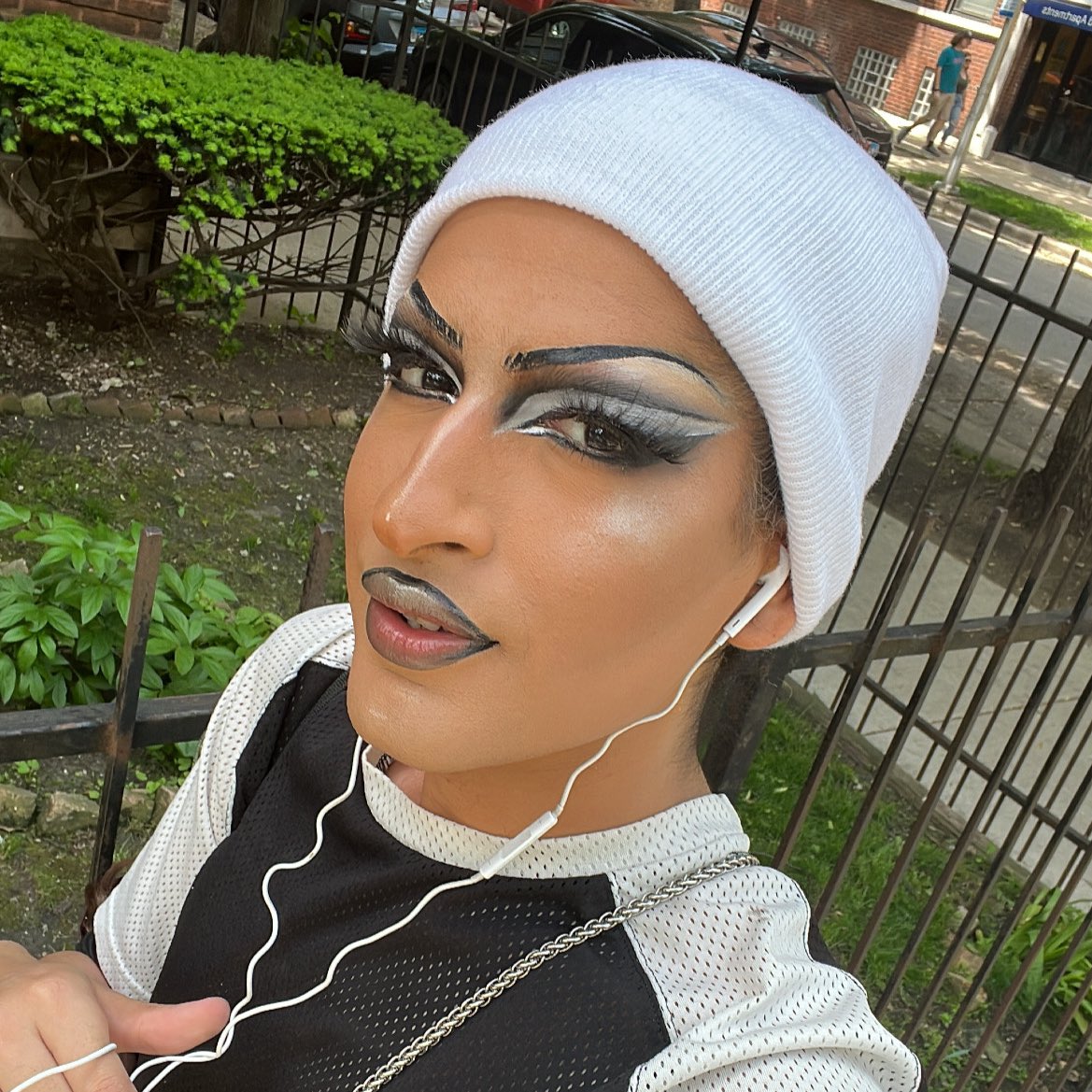 bon_abhijeet's tweet image. the face of a woman who needs this beat to last until 4am 🎨🖌