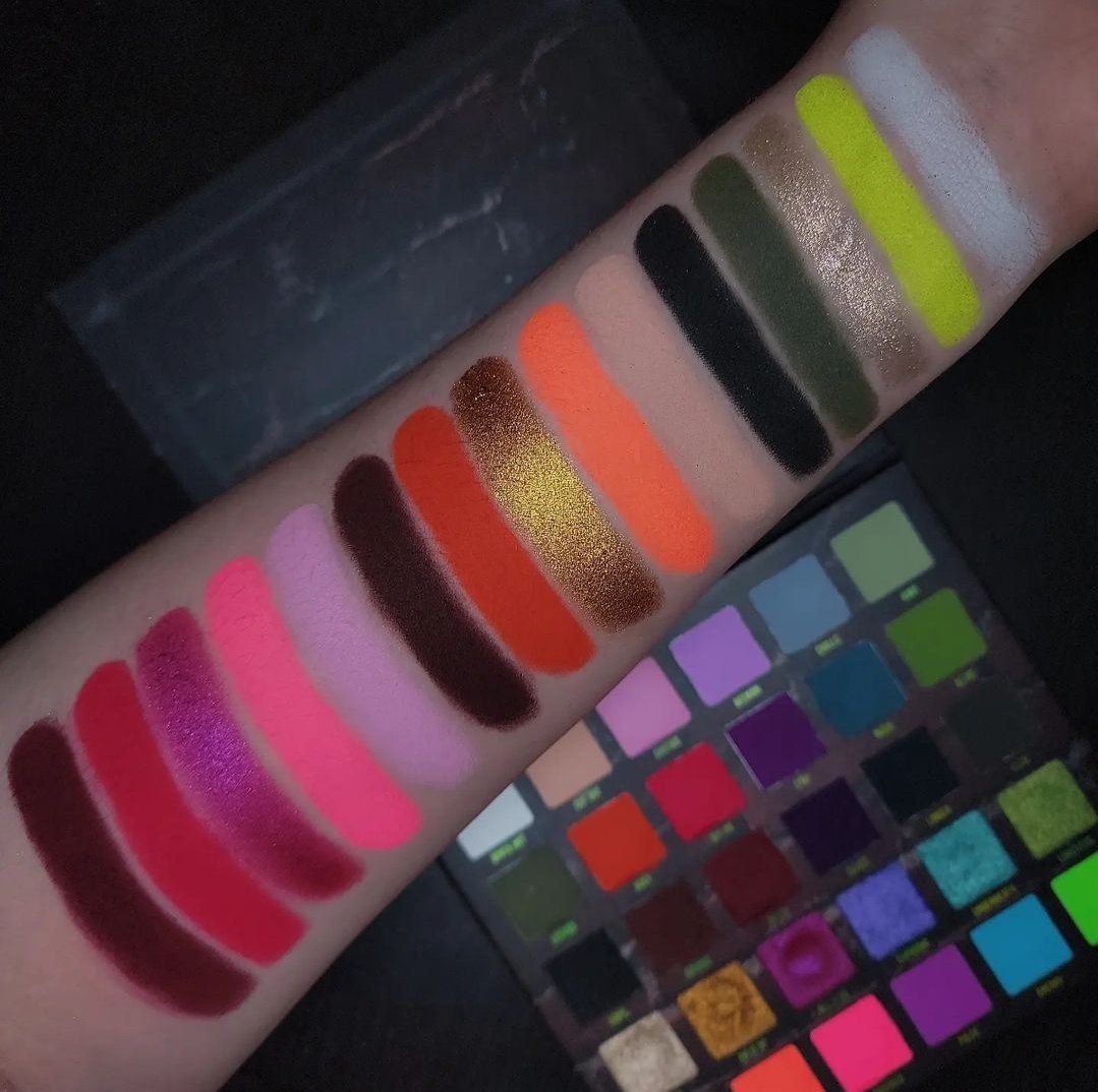 juliakmarch's tweet photo. Can we just talk about how beautiful these palettes are from @blendbunnycos ? Evertime I use them I get so many compliments! And yes they are in stock right now!! #summermakeup #colorfulmakeup https://t.co/QoMQGPm3Uq