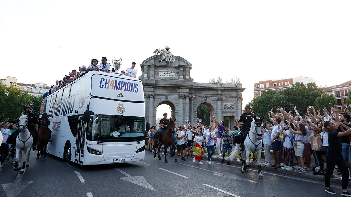 realmadrid's tweet photo. 🚌 #CHAMP14NS 🚌 https://t.co/RhJmfHugay