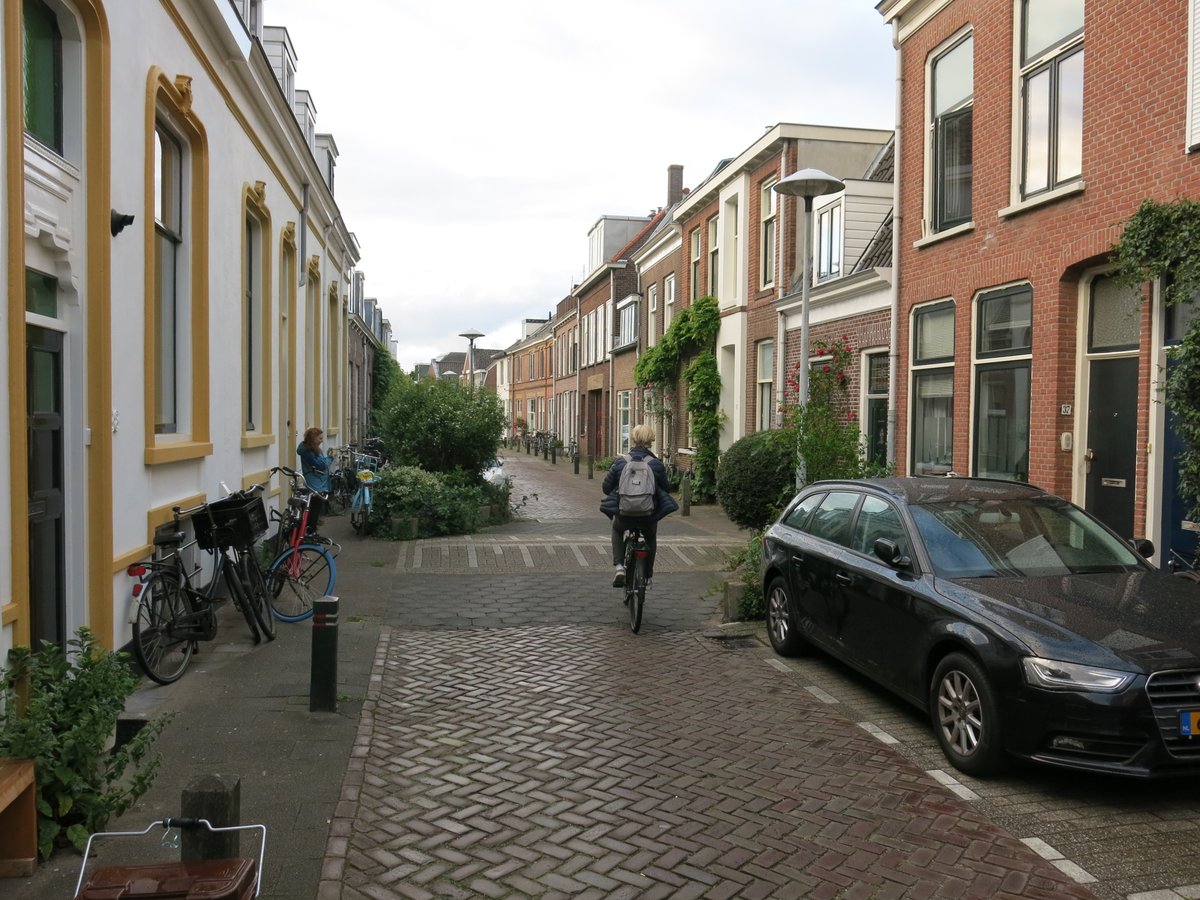 BikeTarrytown's tweet image. Combined #chicane / #SpeedHump on Kapelstraat, #Utrecht.

#VisionZero #TrafficCalming