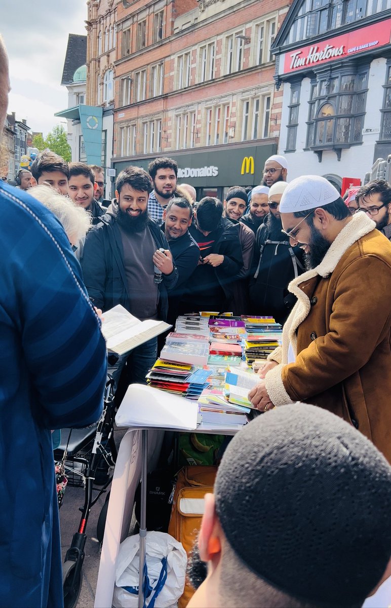 abu_kutub's tweet photo. 14 people accepted #Islam with Shaykh #Uthman ibn Farooq in Leicester UK today الحمد لله @OMF____ https://t.co/kS0i9EAtwB