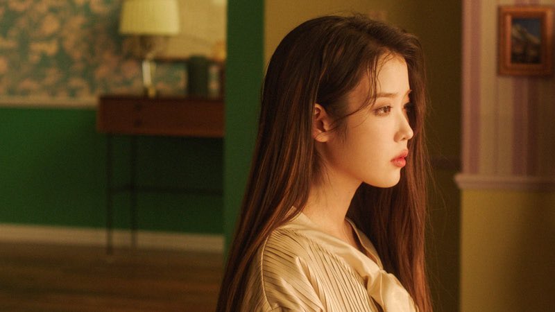 CurtisSChin's tweet photo. #Cannes 🇫🇷

While the Korean language film #Broker’s cast dazzled at the #CannesFilmFestival, DYK actress Lee Ji-Eun @_IUofficial #IU #LeeJieun is also #Korea’s top solo female #Kpop star &amp; been named one of Korea’s most influential people by the Forbes Korea Power Celebrity list https://t.co/z7tTJkNoTg