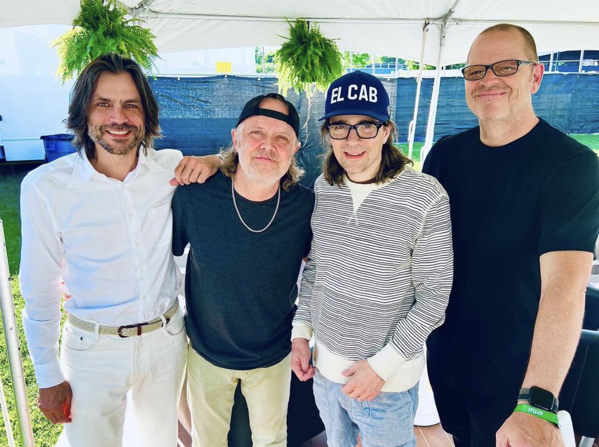 MetSince1981's tweet photo. 📸 @larsulrich junto a @Weezer en el @bostoncalling.
“Es agradable pasar el rato con los amigos de Weezer y compartir escenario aquí en Boston Calling”.
#Metallica #LarsUlrich #Wanna #MetAtBostonCalling #BostonCallingMusicFestival #Weezer #METALLICAMetalUpYourAss🗡🚽 https://t.co/mDUhrSwLDQ