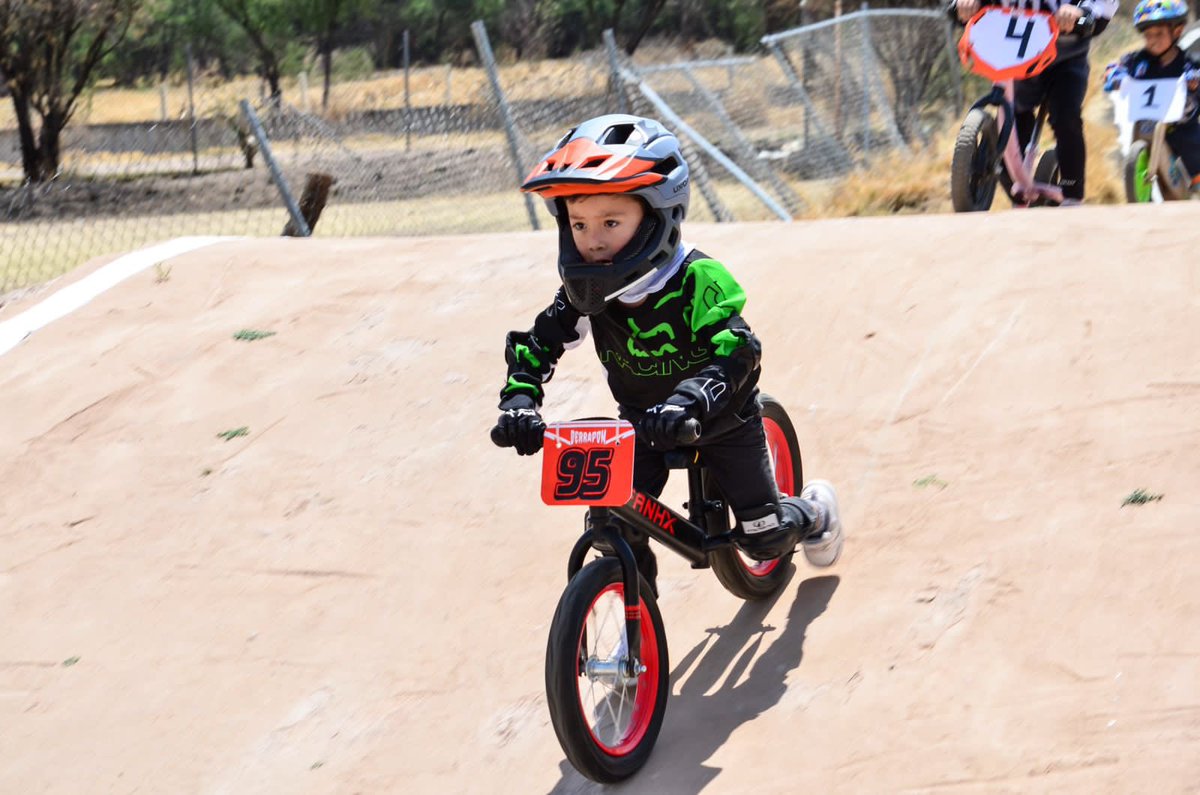 LeoMontanezC's tweet photo. Terminamos por hoy la competencia de BMX 🚲 en la pista del Parque La Pona, como parte de los deportes de la #CopaAguascalientes 🏆 .
¡Felicidades a todas y todos los participantes! 🙌🏼 https://t.co/RBZoXYH0dn