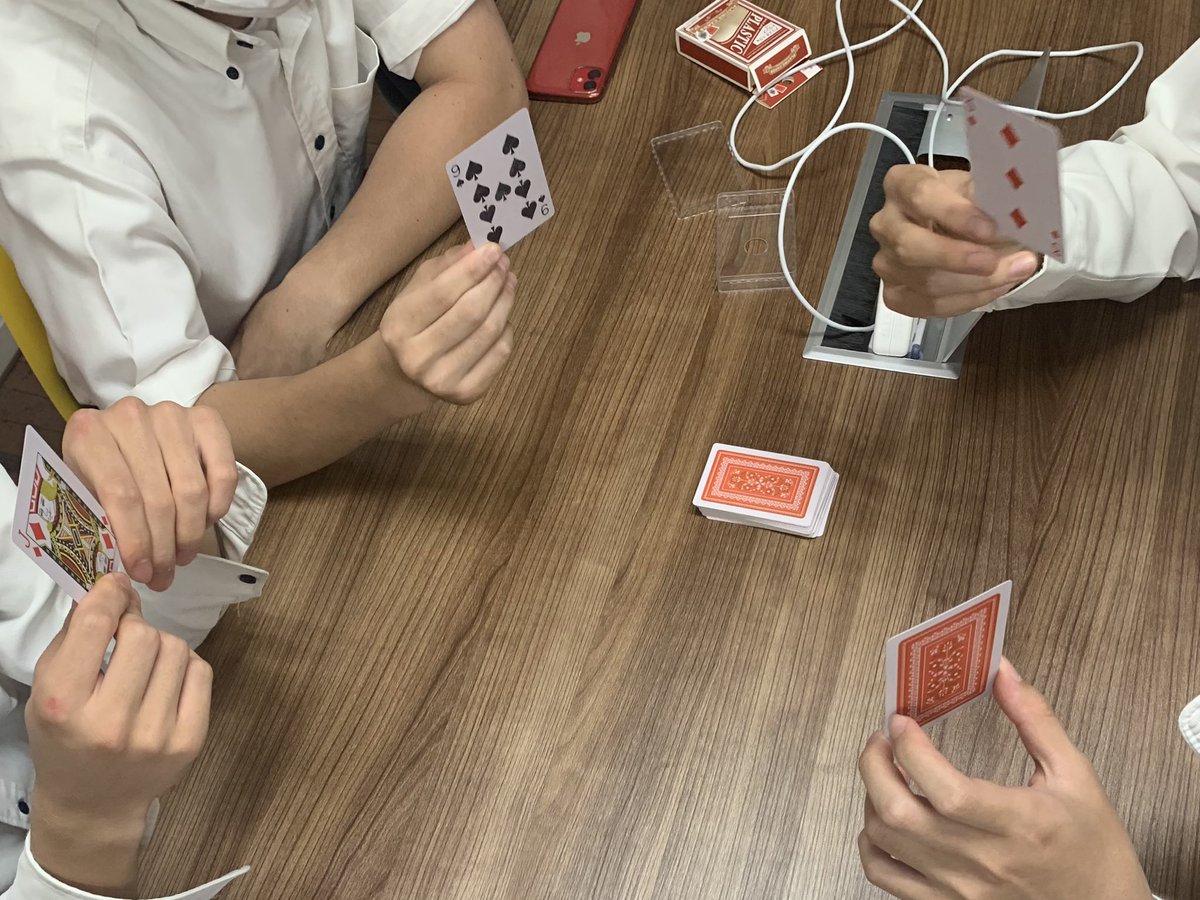 皆さんご無沙汰しております🫣

本日は弊社が運営する高校生＆大学生のコミュニティスペースでのひとコマを🫶

最近はインディアンポーカーにどハマりしていて、一緒に1.2時間は余裕でやっちゃってます🤣

そろそろ6月ですね！早すぎる🥹

#企業公式相互フォロー