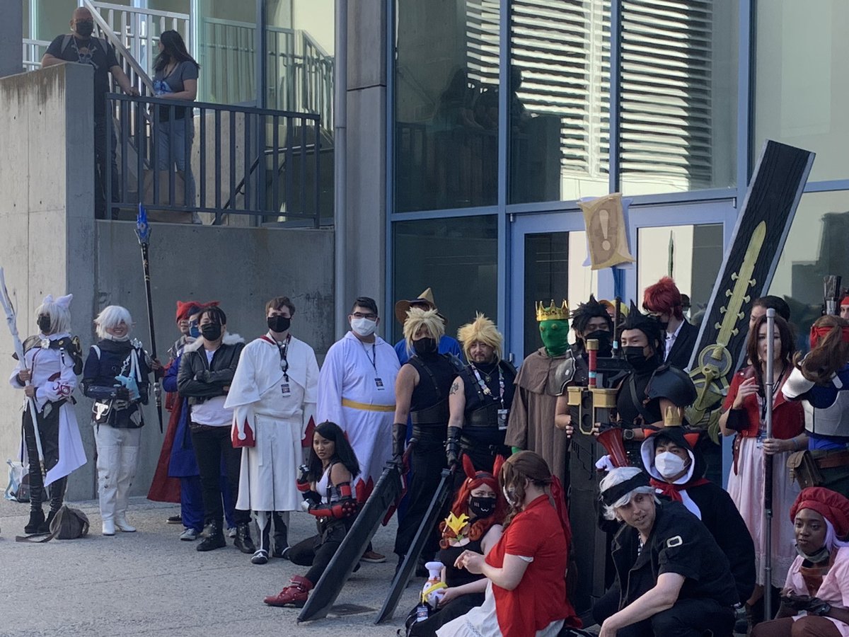 ProjektAuran's tweet image. #Fanime #FanimeCon Day 3 #FinalFantasy #FFXIV Cosplay gathering:
OMG this gathering is huge!  The majority of cosplayers are cosplaying FF14, next being FF7!