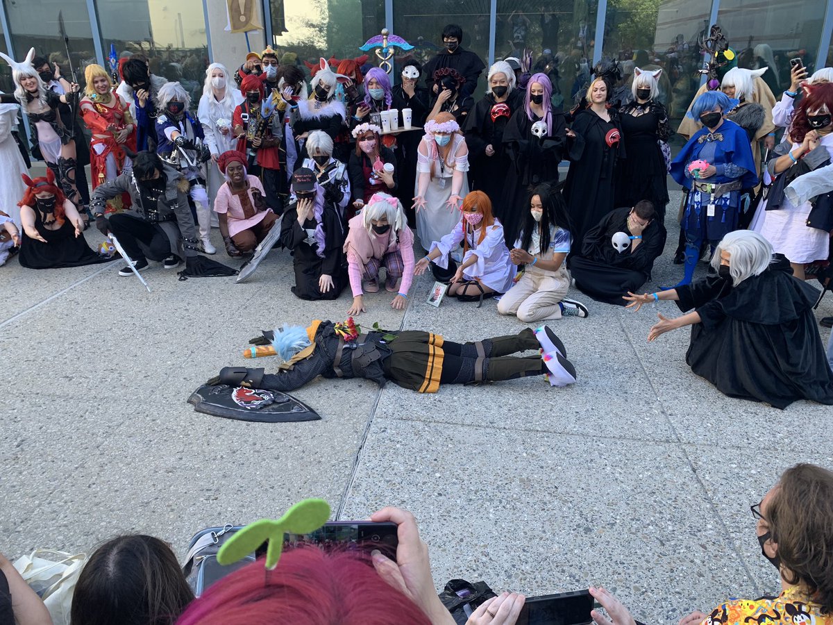 ProjektAuran's tweet image. #Fanime #FanimeCon Day 3 #FinalFantasy #FFXIV Cosplay gathering:
OMG this gathering is huge!  The majority of cosplayers are cosplaying FF14, next being FF7!