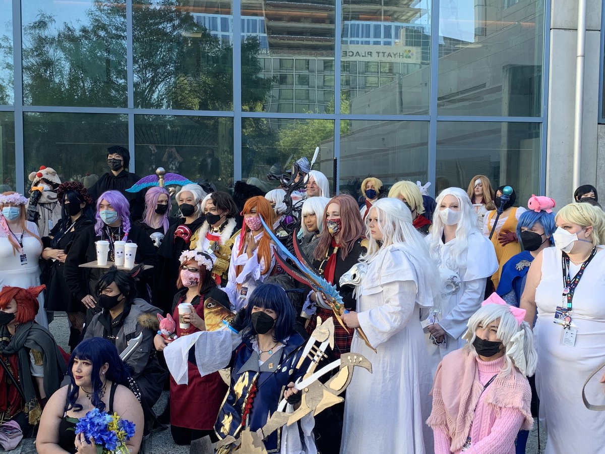 ProjektAuran's tweet image. #Fanime #FanimeCon Day 3 #FinalFantasy #FFXIV Cosplay gathering:
OMG this gathering is huge!  The majority of cosplayers are cosplaying FF14, next being FF7!