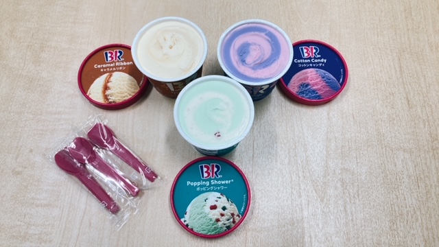dokkyogourmet's tweet photo. STYLECAFEにてサーティワンアイスクリーム販売中。フレーバー6種類300円。
学生課職員も購入してみました!初夏の暑さを和らげる、冷たく優しい味です。
STYLECAFEの営業時間は平日10:00~14:00。
※支払いは交通系ICカードのみ。チャージはセブンイレブンへ。
#獨協大学
#StyleCafe
#アイスクリーム https://t.co/hOtesmzJc5