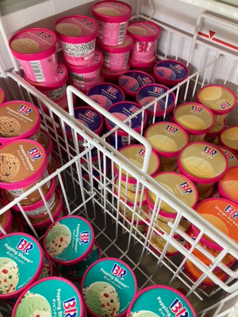 dokkyogourmet's tweet photo. STYLECAFEにてサーティワンアイスクリーム販売中。フレーバー6種類300円。
学生課職員も購入してみました!初夏の暑さを和らげる、冷たく優しい味です。
STYLECAFEの営業時間は平日10:00~14:00。
※支払いは交通系ICカードのみ。チャージはセブンイレブンへ。
#獨協大学
#StyleCafe
#アイスクリーム https://t.co/hOtesmzJc5