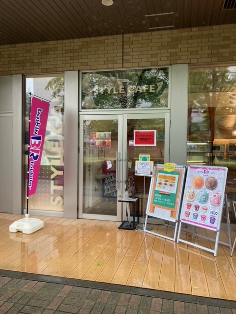 dokkyogourmet's tweet photo. STYLECAFEにてサーティワンアイスクリーム販売中。フレーバー6種類300円。
学生課職員も購入してみました!初夏の暑さを和らげる、冷たく優しい味です。
STYLECAFEの営業時間は平日10:00~14:00。
※支払いは交通系ICカードのみ。チャージはセブンイレブンへ。
#獨協大学
#StyleCafe
#アイスクリーム https://t.co/hOtesmzJc5