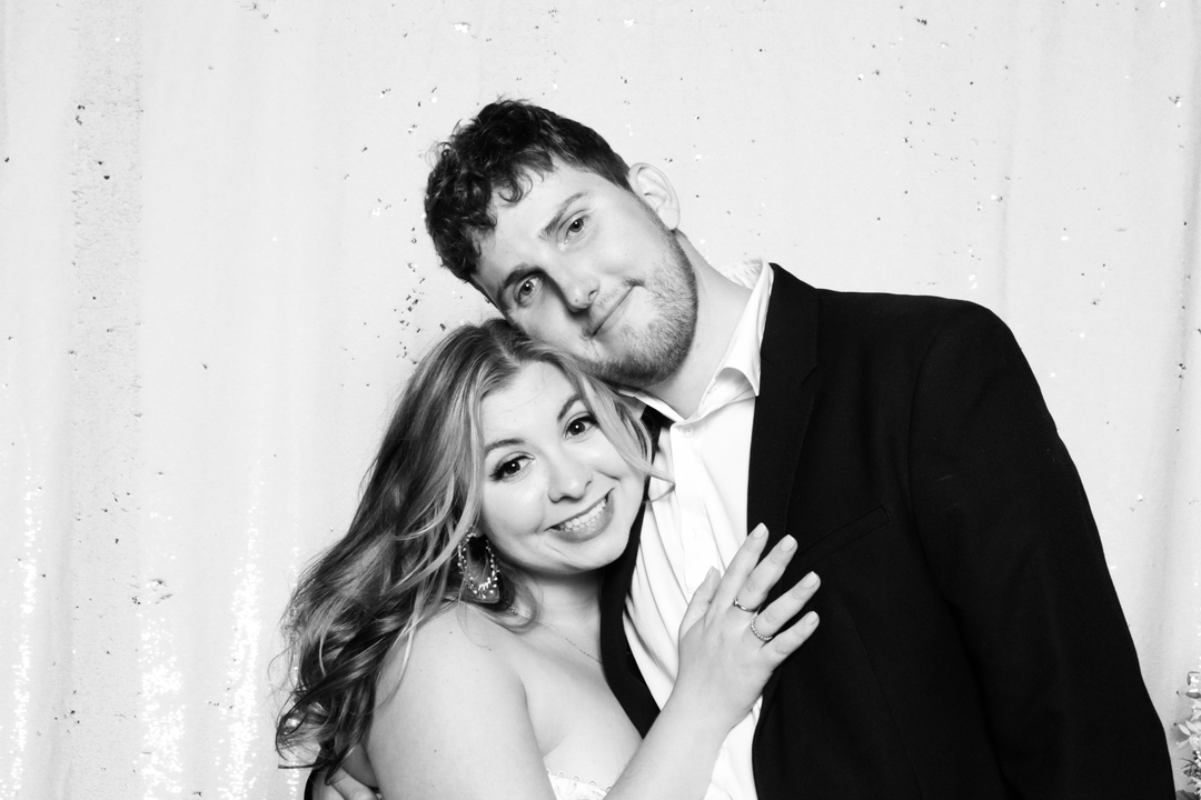 torontophotobus's tweet photo. This sample of our carat backdrop with the glam filter is 🔥 just a tad of sparkle 

 #photobooth #photoboothrental #torontophotobooth #torontoevents #torontoplanner #simcoeevents #barrieevents
#glamphotobooth https://t.co/CY3fKTjBiz