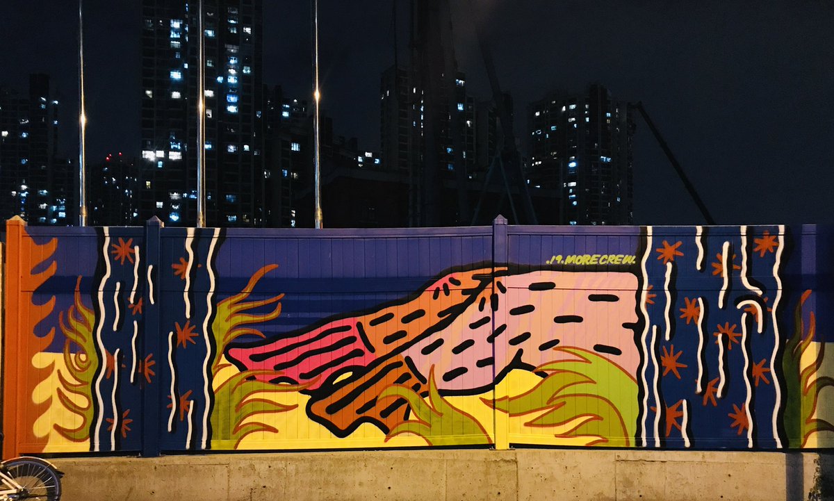ohdomore's tweet photo. 在上海著名的莫干山路涂鸦墙被拆除当日，建筑隔离板起到了临时墙的作用，把权利和人隔离了，现在的上海建筑隔离板又起到了相同的作用，进化的更彻底。
#morecrew #streetart #urbanart #shanghai #上海疫情 #上海涂鸦 #毛裤涂鸦 https://t.co/Yae5hFyymW