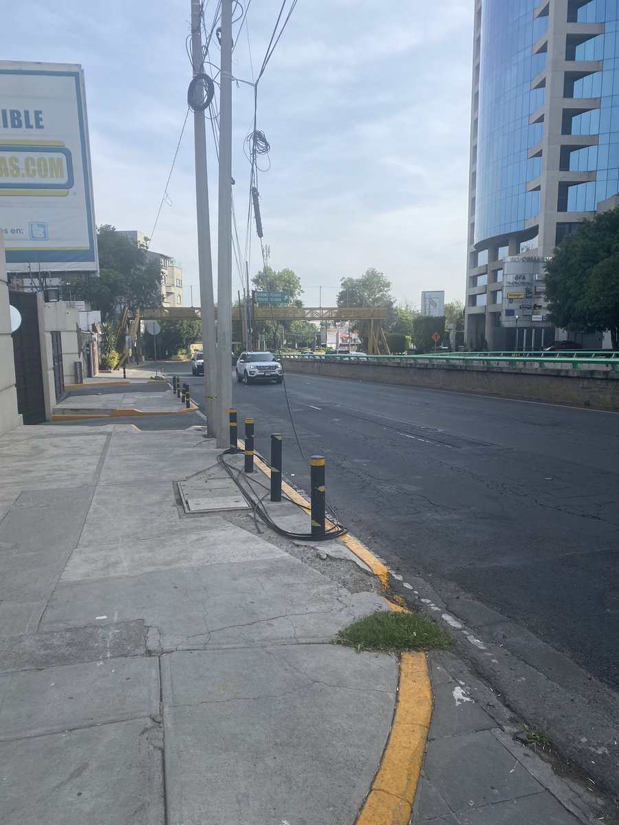 Chelminsky's tweet photo. Hace un par de semanas @CFEmx @AlcaldiaMHmx arreglaron un poste en peligro de caerse en P. de la Reforma (2633 y 2649). El poste no era de luz pero CFE lo cambió: el poste era de #Cableras. De cuál? Ninguna responde. Persiste la falta de regulación de #Cableras en @GobCDMX https://t.co/0OzXDv2xZf