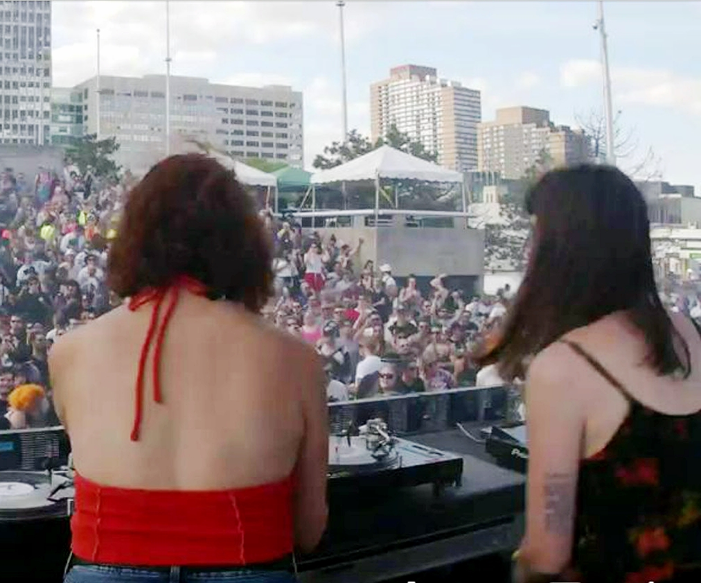 DeadlineDetroit's tweet photo. #DetroitLooksLikeThis as #electronicmusic pulses at 6 Hart Plaza stages thru Monday
From left: @ErisDrew b2b @octo_octa | @LadyMonix | @sheefymcfly, artist-in-residence
@MovementDetroit @oozelife
@1xRUN #Movement2022 #EDM #TechnoCity @paxahau #movementdetroit #movementweekend https://t.co/61s2DikUmx