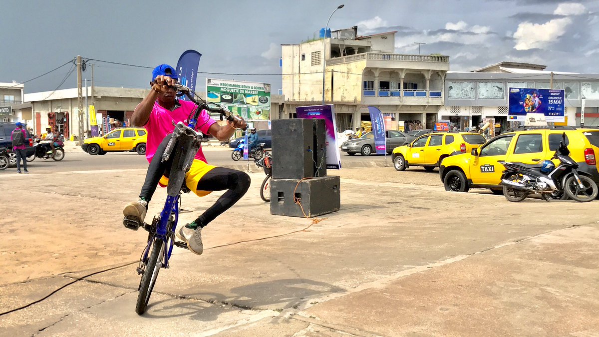 MobilePanneau's tweet photo. Flash Mob pour la promotion de la fibre Isocèl à Cotonou.
#panneaumobile #isocel #velopublicitaire #flashmob https://t.co/KjkMlYrpHH