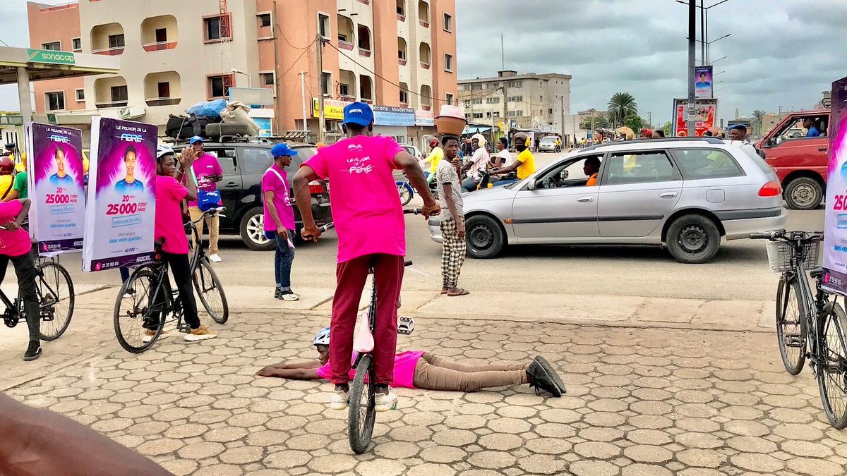 MobilePanneau's tweet photo. Flash Mob pour la promotion de la fibre Isocèl à Cotonou.
#panneaumobile #isocel #velopublicitaire #flashmob https://t.co/KjkMlYrpHH