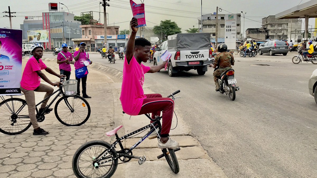 MobilePanneau's tweet photo. Flash Mob pour la promotion de la fibre Isocèl à Cotonou.
#panneaumobile #isocel #velopublicitaire #flashmob https://t.co/KjkMlYrpHH