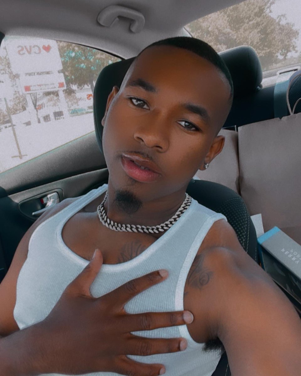 travoneee's tweet photo. Alexa play “Wait For U” by Future 🫶🏾 https://t.co/LHIqAMv0QF