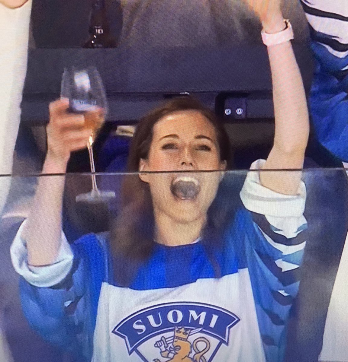 More reasons to love our prime minister ❤️ She is celebrating the win in Finland vs Canada icehockey game!
#Leijonat #IIHFWorlds #Suomi #Finland #mmkisat #icehockey