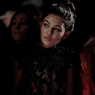 MadameSkeeter's tweet photo. 𝐕𝐈𝐒𝐓𝐎: La princesa de Slytherin muy preocupada y con la vista en alguien que no es su chico. ¿Y cómo lo sé? El chasquido del corazón de nuestro chico del momento al romperse me ha dejado sorda. https://t.co/n9ialDPDNH