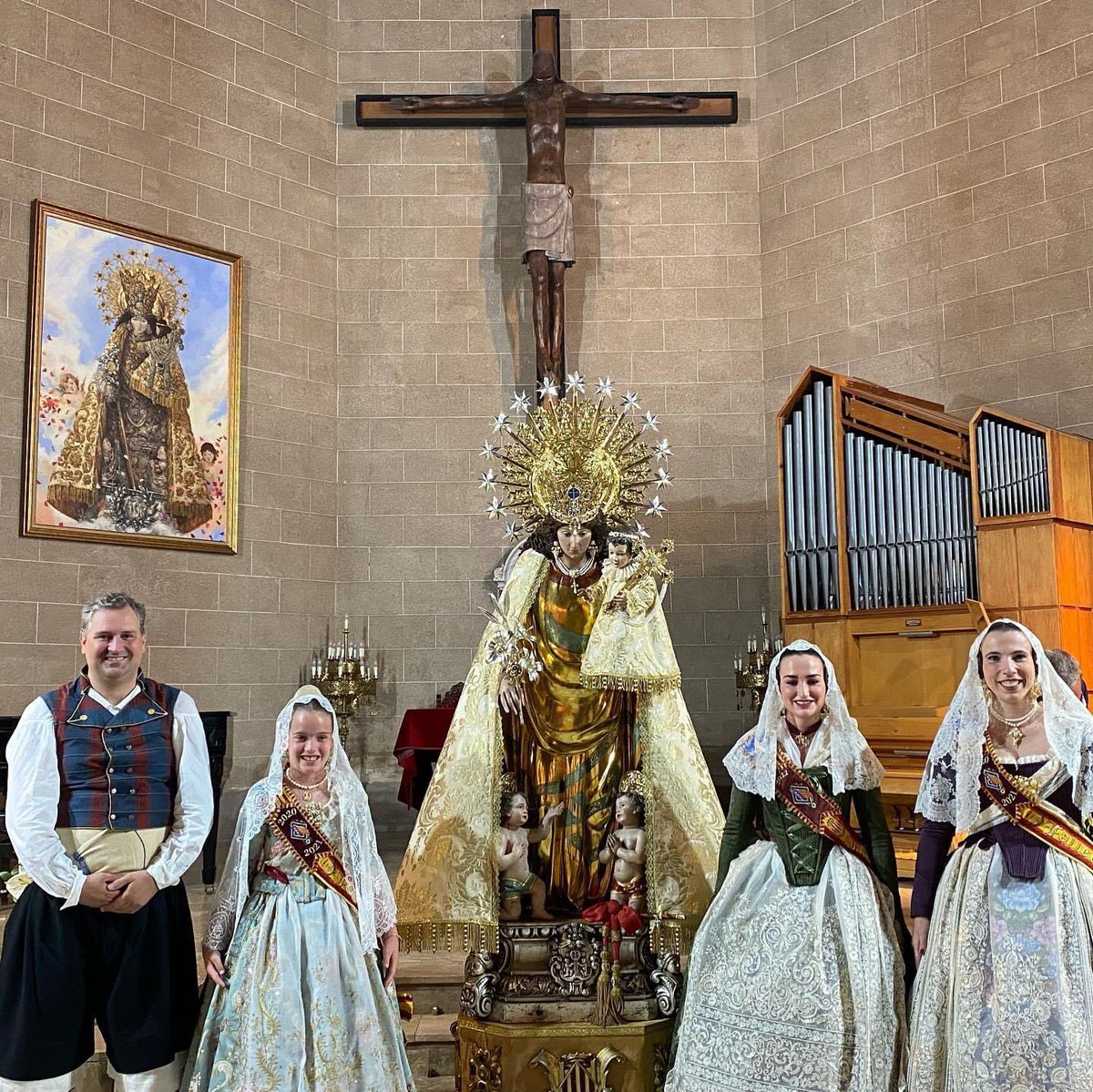 fallaicatolica's tweet photo. Nuestras Falleras Mayores de los dos últimos ejercicios han asistido junto al resto del sector de Pla del Remei-Gran Vía al Besamanos que se realiza en honor de la Virgen de los Desamparados, un acto emotivo con el que cerramos un ciclo.

#Besamanos2022
#Juntoshacemoscomisión https://t.co/4AYQdUS9mK