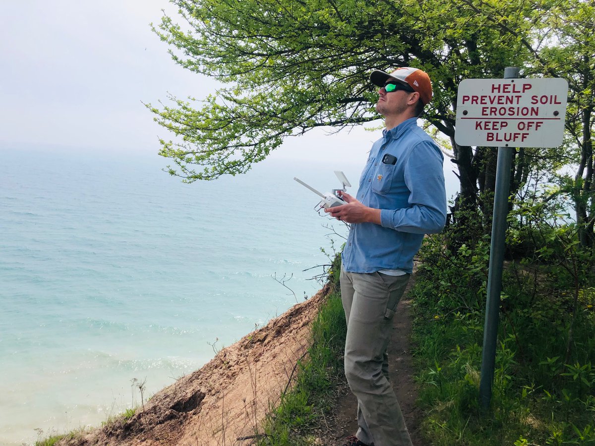 emilyemixon's tweet photo. Slightly chilly but fun day of drones and @geosociety funded #BluffStuff w/ @WaterAndHazards on #LakeMichigan today for his PhD work. We surveyed 6 different locations! #GeoBadgers #Geomorphology #CoastalScience #DroneScience @uwgeoscience @DJIGlobal https://t.co/9AyDzzMqPc