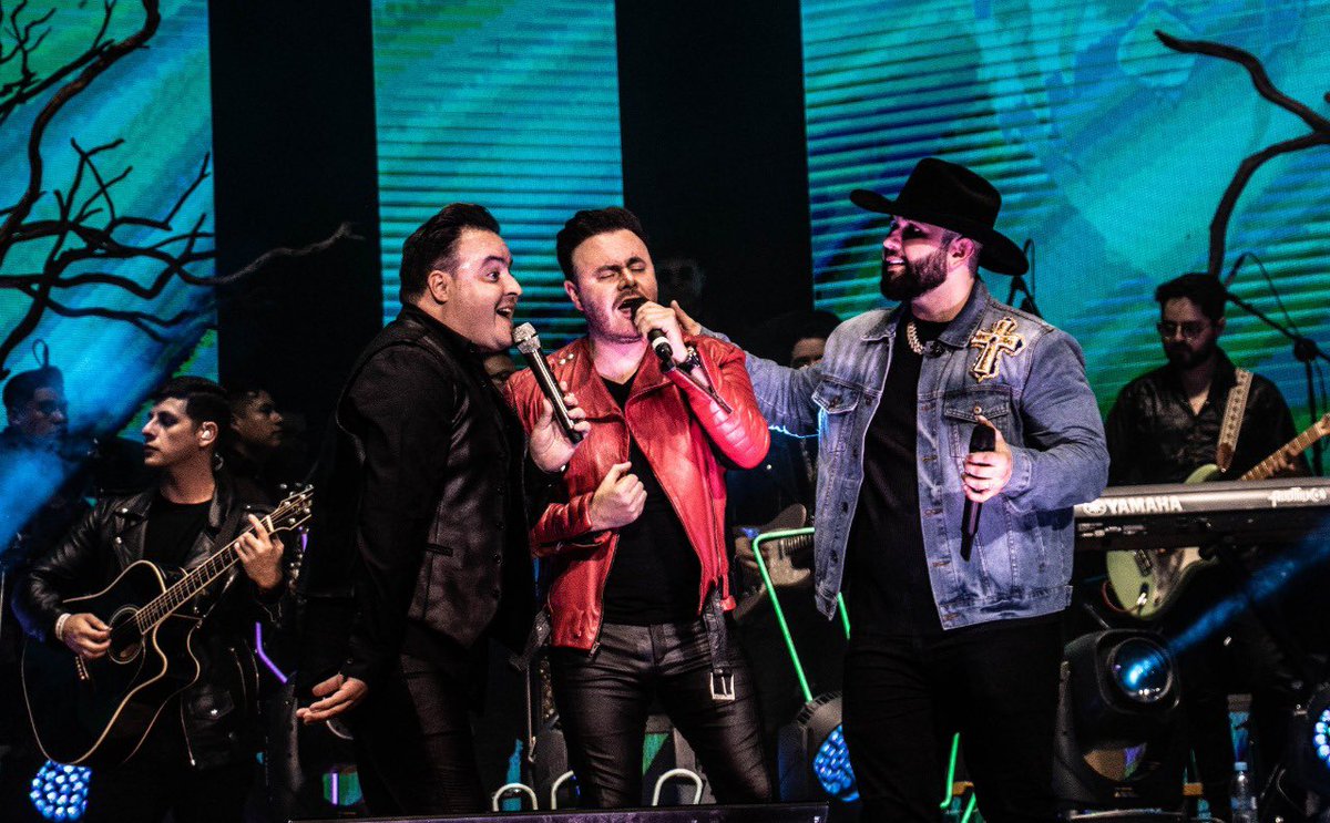 RioRomamx's tweet photo. QUÉ NOCHE GUADALAJARA! Hermano @carinleonofi GRACIAS por dejarnos ser parte y acompañarte en el escenario! 🙌🏻🔥😎 Que se repita pronto! #TuMeGustas https://t.co/xWY9hYiSf4