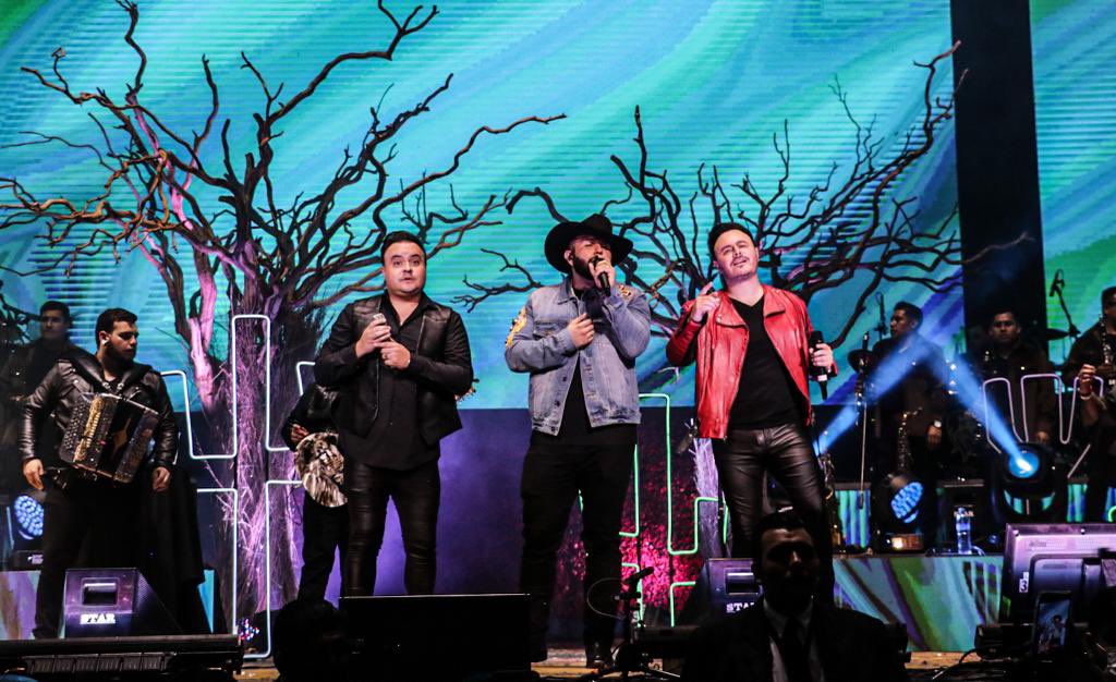 RioRomamx's tweet photo. QUÉ NOCHE GUADALAJARA! Hermano @carinleonofi GRACIAS por dejarnos ser parte y acompañarte en el escenario! 🙌🏻🔥😎 Que se repita pronto! #TuMeGustas https://t.co/xWY9hYiSf4