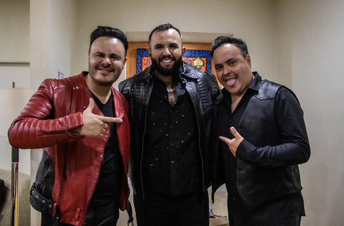 RioRomamx's tweet photo. QUÉ NOCHE GUADALAJARA! Hermano @carinleonofi GRACIAS por dejarnos ser parte y acompañarte en el escenario! 🙌🏻🔥😎 Que se repita pronto! #TuMeGustas https://t.co/xWY9hYiSf4