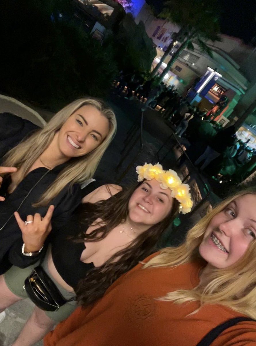 Megan Favreau Katz tweet media