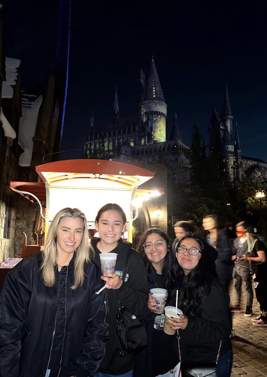 Megan Favreau Katz tweet media