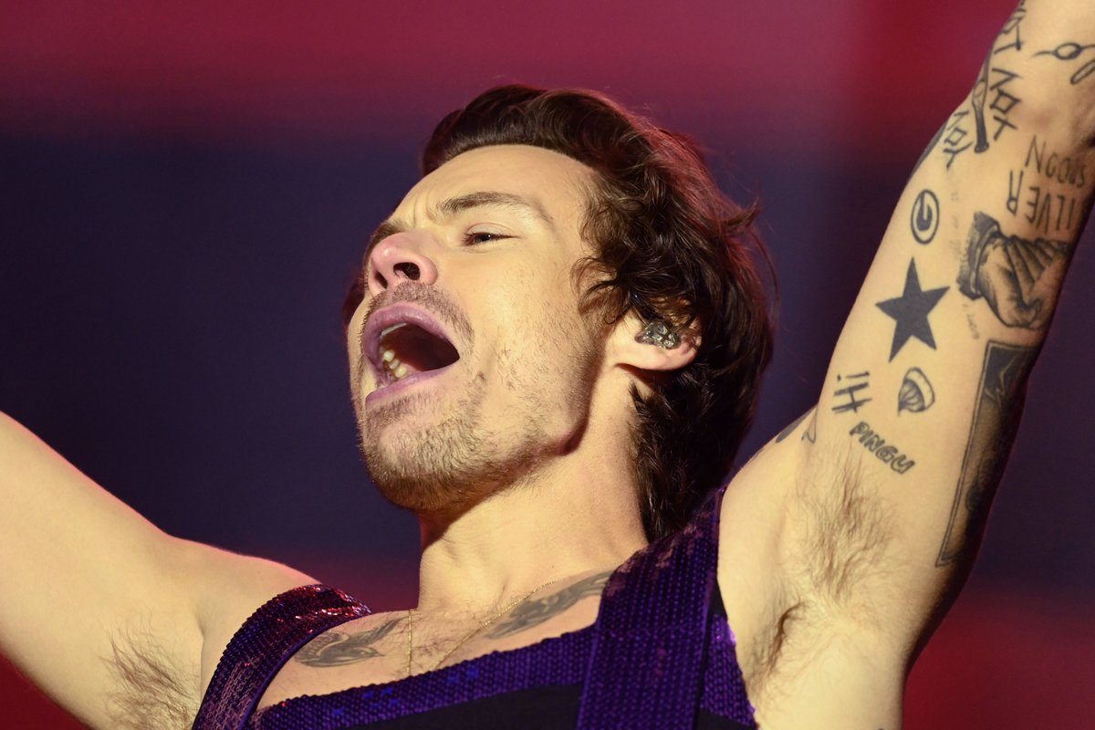 hsdcandids's tweet photo. Harry onstage at BBC Radio 1’s #BigWeekend - May 29 https://t.co/p2h6YCiI3j