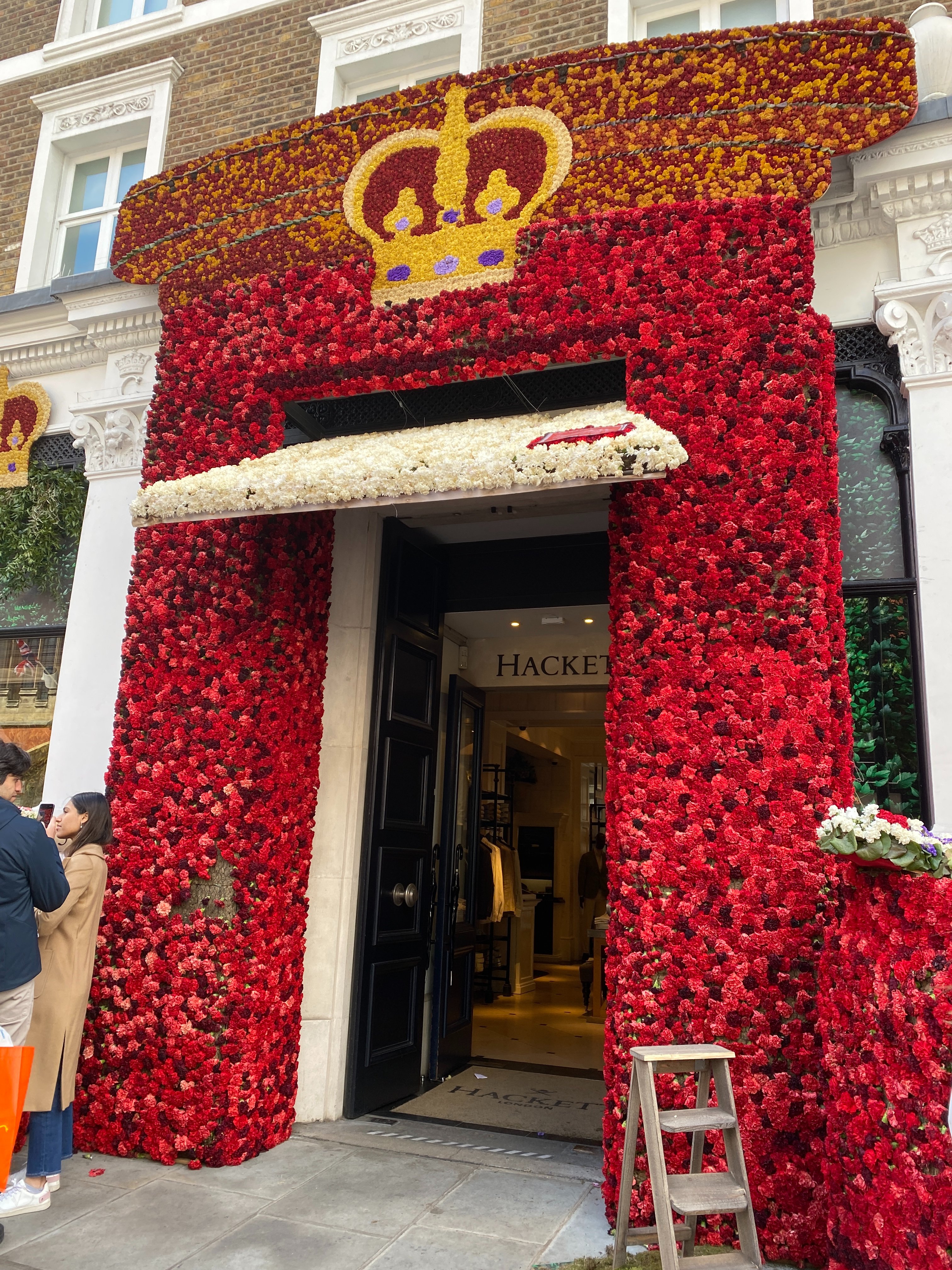 Yoshie N 西ロンドンのチェルシー地区で行われる毎年恒例の無料フラワーショー Chelsea In Bloom 英王立園芸協会の協賛により ショップやレストランなどが その年のテーマに沿った花のディスプレイを競います 開催は昨日までで