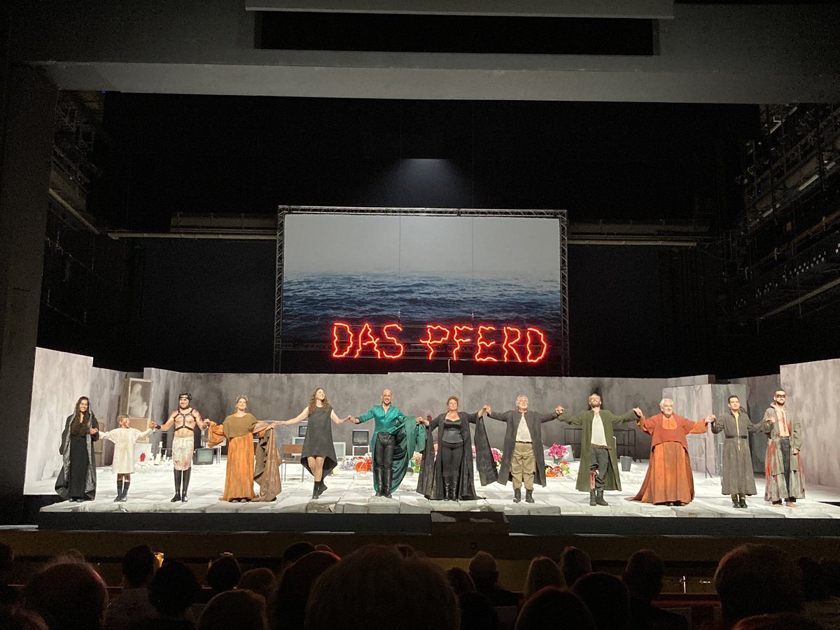 ManuelBrug's tweet photo. @bay_staatsoper opera🍔🍔: #haas #thomas again strong production of more condition than story. Fab #holgerfalk. Big regie dissatisfaction with #honoré static ugly boring unsexy let’s be gay #lestroyens. Marvellous #berlioz sound by #danielerustioni, fine @Stephdegout @MaestroGKC https://t.co/gVyUKx8AYu