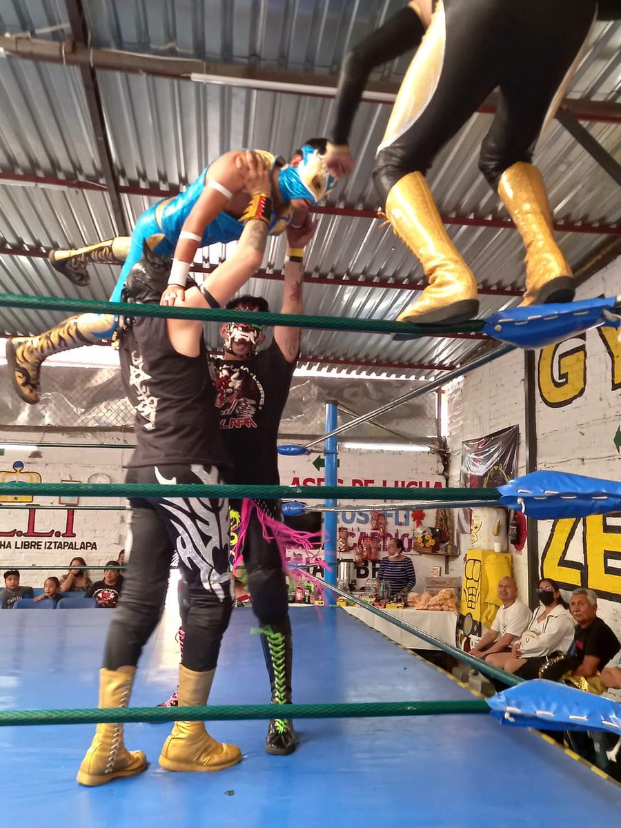 LaTijeraLucha's tweet photo. Hay nuevos campeones de tríos de #FreserosBrothers en #GymZeuz, la #CorteCelestial "arrazo" con los representantes de la fresas,gran triunfo de #Forneo #OzumakaiOtai y #Reiyel sobre #Dunami, #StigmaJr y #TormentaFresera,quienes cayeron de cara a sol...
#latijeraluchalibre https://t.co/UsdBxobwNM