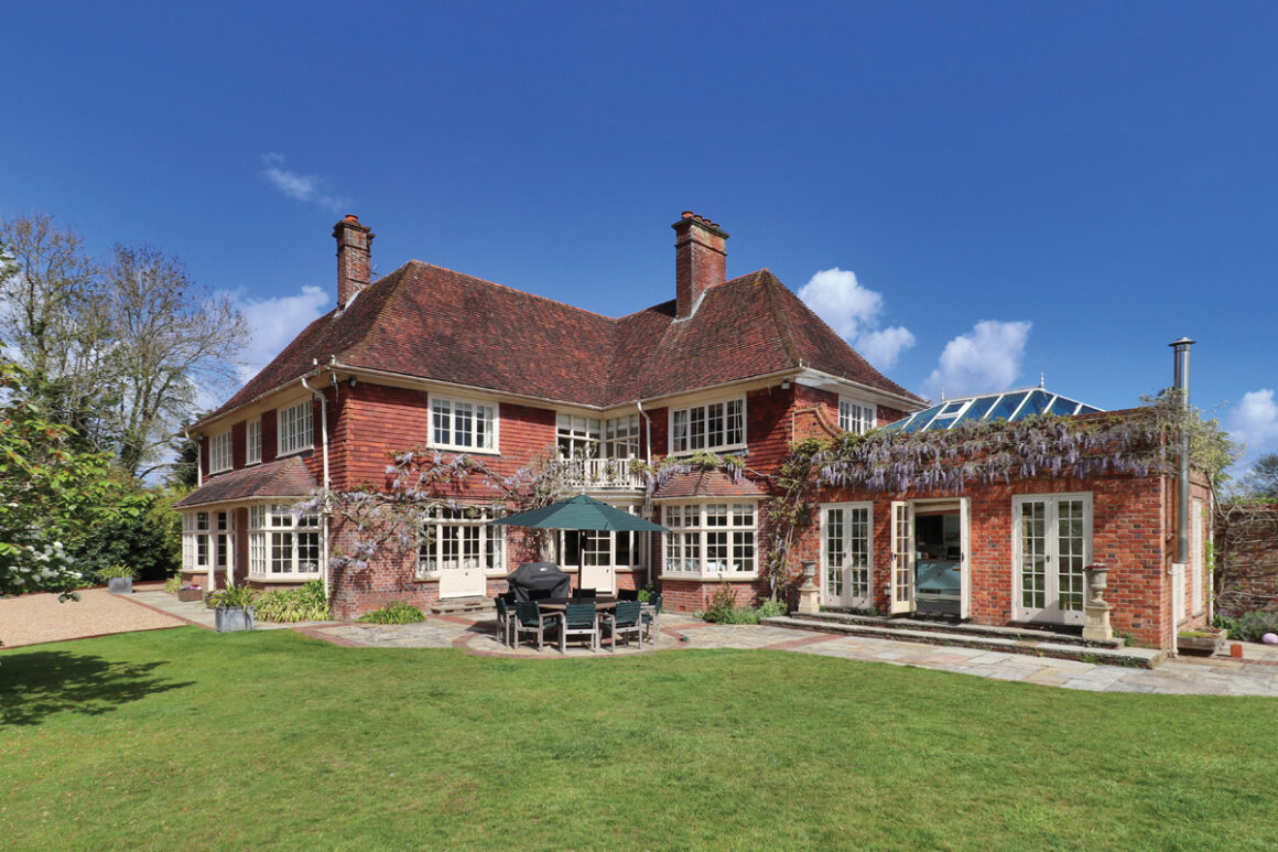 PROPERTY: Etchinghill, Goudhurst
Take a look inside...
bit.ly/3LS4nIs

#Countryside #countryhome #kent #luxuryhomes #luxuryproperty #englishhome #englishcountryside #englishvillage #propertyforsale