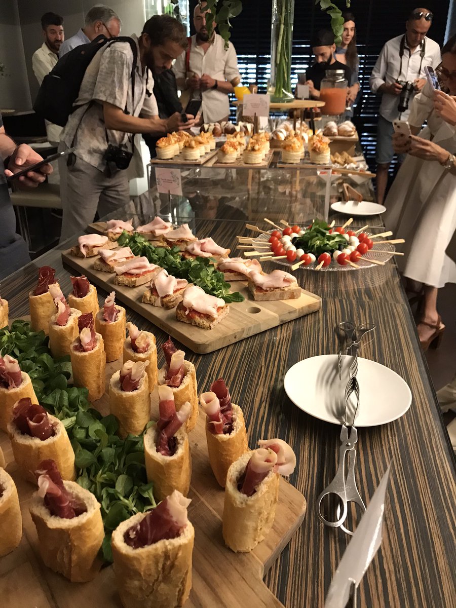 20 Aniversario <a href="/PLAZACORUNA/">HOTEL PLAZA</a> #20alPlaza Inaugurando su nuevo #Brunch en el restaurante #EsenciaCoruña 
Planazo para el finde: Sábados y domingos de 11:30 a 13:00 previa reserva