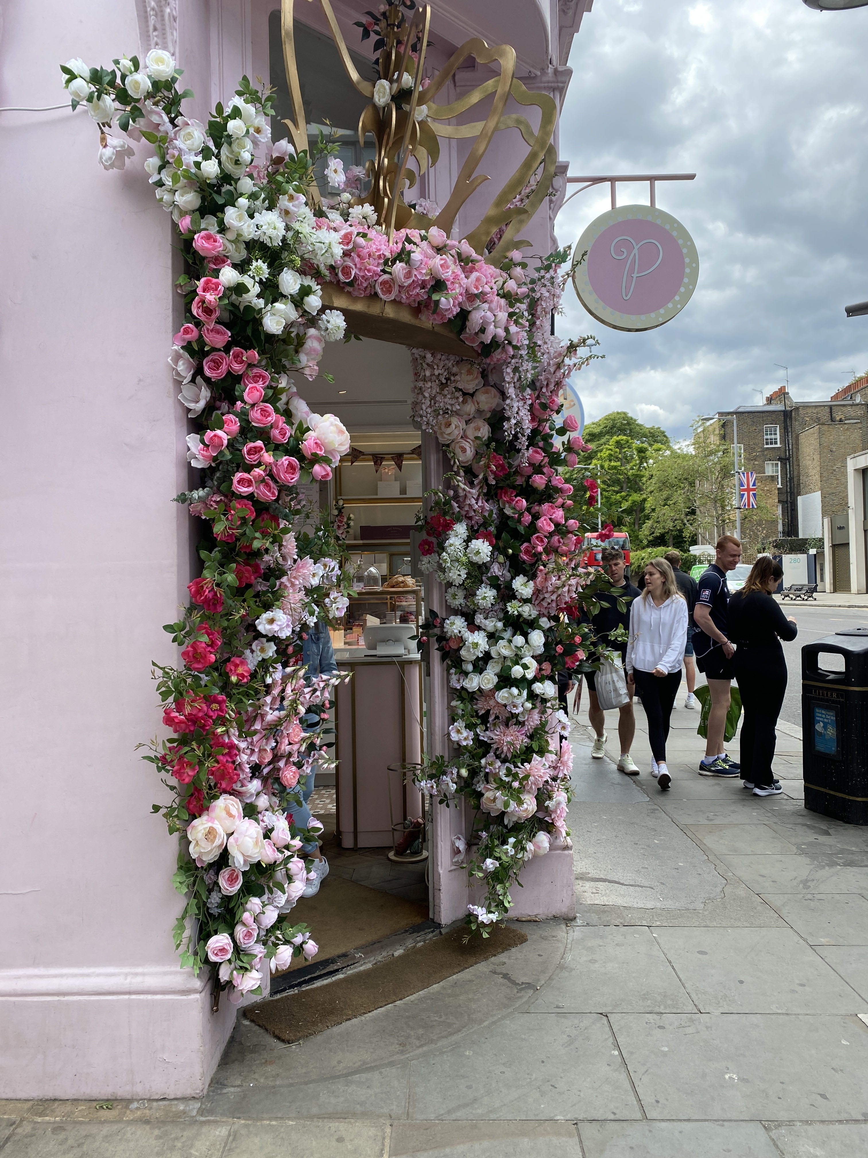 Yoshie N 西ロンドンのチェルシー地区で行われる毎年恒例の無料フラワーショー Chelsea In Bloom 英王立園芸協会の協賛により ショップやレストランなどが その年のテーマに沿った花のディスプレイを競います 開催は昨日までで