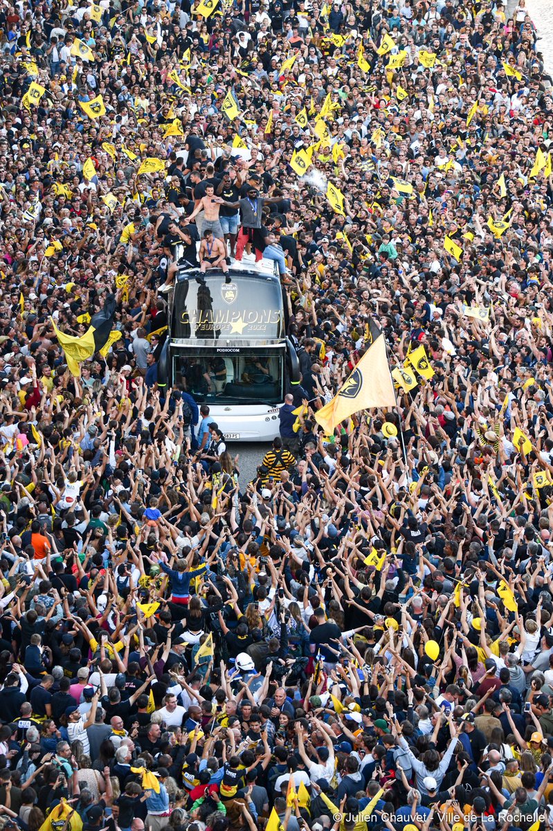 Au moins 35.000 personnes sur le vieux port, l’équivalent d’une ville moyenne, la moitié de La Rochelle, cette photo est incroyable, c’est bien plus que du sport, une liesse collective, un sacre qui rassemble et nous unit, le Stade Rochelais est merveilleux ! ✨