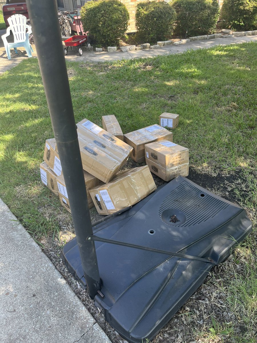 1Addy12's tweet photo. @FedEx and it happened again! Some things never change, doesn’t matter who you contact. Folks this is why UPS gets 100% of my business. UPS delivery drivers care; FedEx drivers just throw it in the yard!
#notcustomerservice #donotshipfedex https://t.co/JYcWPIk8Bw